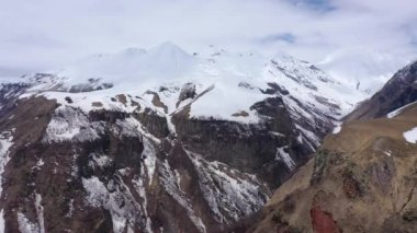 Hava görüntüsü. Dağlar karla kaplı. Kafkas Dağları.