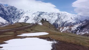 Hava görüntüsü. Gergeti Trinity Kilisesi, Gürcistan 'ın Gergeti köyü yakınlarındaki Kutsal Üçlemeci Kilisesi' nin popüler bir adıdır. Kafkas Dağları.