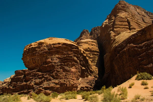 Wadi desierto de ron, paisaje montañoso, Valle de la Luna, Jordania. Patrimonio Mundial de la UNESCO. Aventura concepto exótico . —  Fotos de Stock