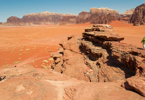 Paisaje dramático Wadi desierto de ron, arena roja, Jordania Oriente Medio. Patrimonio Mundial de la UNESCO. Aventura concepto exótico . — Foto de Stock