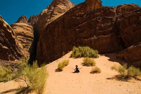 Concepto de retiro tranquilo. Chica meditación relajante en el desierto de Wadi Rum, Jordania. Estilo de vida, vacaciones de verano . —  Fotos de Stock