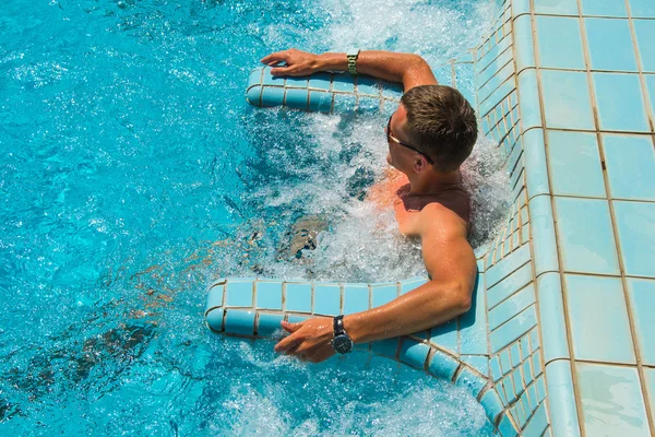 Hayat kavramı tadını çıkarın. Başarılı erkeğin içinde oturma rahatlatıcı spa merkezinde Jakuzi Havuzu. Cennet seyahat, başarı, sağlıklı yaşam, vücut bakımı