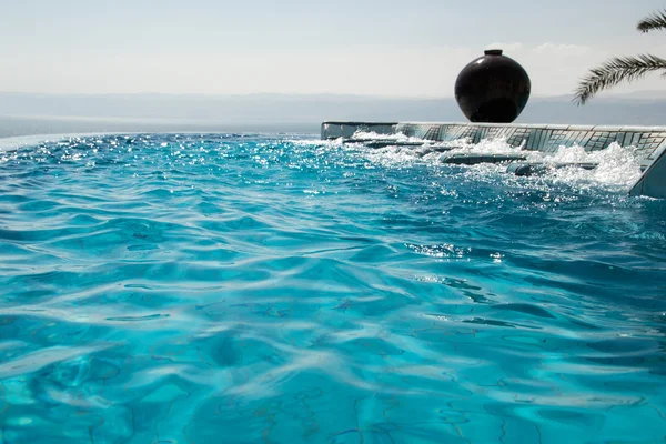 Water texture, infinity swimming pool. Luxury vacation and recreation concept — Stock Photo, Image