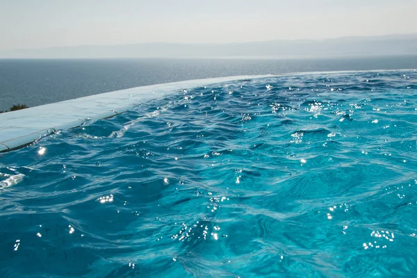 Ripple Water in infinity swimming pool. Paradise resort concept. Seaview. — Stock Photo, Image