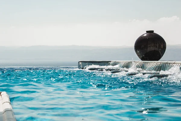 Sonsuzluk havuzu Jakuzi masmavi su ile. Lüks yaşam tarzı, spa konsept.