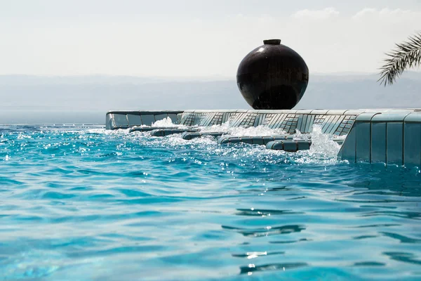 Infinity pool jacuzzi with azure water. Luxury lifestyle, recreation concept. — Stock Photo, Image