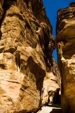 Siq ana girişine antik Nabatean kenti Petra, Jordan. Dar kumtaşı yuvası-Kanyon saklı şehir doğal geçidin var. UNESCO Dünya Miras Listesi