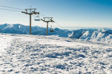 Telesiyej kayak dağ silsilesi ile arka planda görüntüleyin. Aşırı spor. Aktif tatil. Boş zaman, seyahat kavramı. Kopya alanı