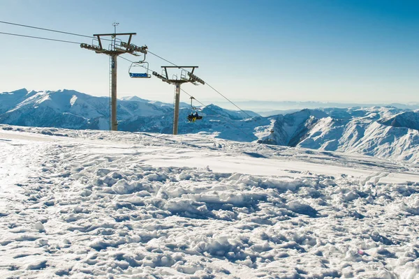 Stoeltjeslift op skigebied met gebergte op de achtergrond bekijken. Extreme sport. Actieve vakantie. Vrije tijd, reizen concept. Kopiëren van ruimte — Stockfoto