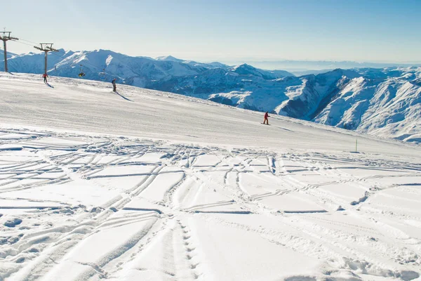 Skipiste met geweldig uitzicht op de Kaukasus gebergte. Ski resort. Extreme sport. Actieve vakantie. Vrije tijd, reizen concept. Kopiëren van ruimte — Stockfoto