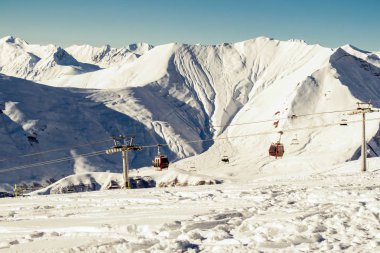 Teleferik teleferik ile arka plan üzerinde inanılmaz dağ. Aşırı spor. Aktif tatil. Boş zaman, seyahat kavramı. Kopya alanı