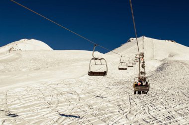 Telesiyej closeup ile Kayak koşmak içinde parlak güneşli kış günü. Freeride yollar. Mavi gökyüzü ve beyaz kar. Kayak resort. Aşırı spor. Aktif tatil. Ücretsiz eğlence kavramı. Kopya alanı.