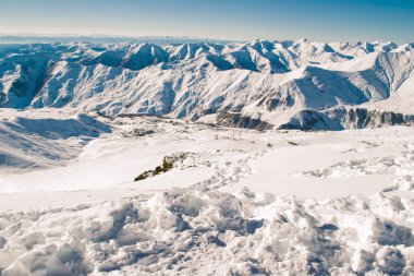 Ayında en yüksek Kudebi Vadisi Gudauri Tarih ve büyük Kafkasya dağ görüntüleyin. Gürcistan'daki tatil. Metin için negatif yer. Aşırı spor. Aktif tatil. Seyahat kavramı.
