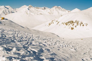 Kayak izleri Kayak Resort eğimi ve freeride. Dağ ve tepeler arka plan üzerinde. Aşırı spor. Aktif yaşam tarzı. Tehlike kavram. Turizm endüstrisi. Negatif boşluk.