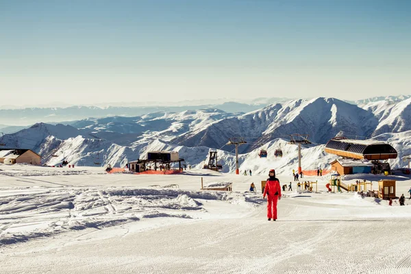 Winterseizoen. Toon skigebied met skilift. Concept actieve rust en vreugdevolle tijdverdrijf. Gezonde hobby. Negatieve ruimte — Stockfoto