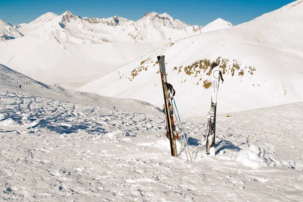 Paar ski's in de sneeuw. Ski, winterseizoen. Berglandschap. Extreme sport. Actieve levensstijl. Gevaar concept. Toerisme-industrie. Negatieve ruimte. — Stockfoto