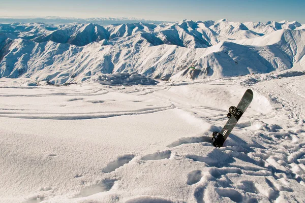 Snowboard in de sneeuw. Skigebied, winterseizoen. Berglandschap. Extreme sport. Actieve levensstijl. Danger concept. Toeristische sector. Ruimte kopiëren. — Stockfoto