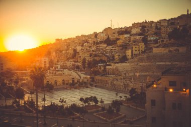 Cityscape Amman şehir merkezinde şafakta. Jordan başkenti. Turizm kavramı. Arap şehri. Tonda. Roma Tiyatrosu Amman sembolü. Bu şehir başlangıçta yedi tepe inşa edilmiştir. Old Town