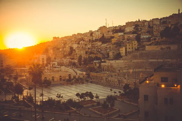 Cityscape Amman downtown at dawn. Capital of Jordan. Tourism concept. Arab city. Toned. Roman theater Amman symbol. This city was initially built on seven hills. Old Town — Stock Photo, Image