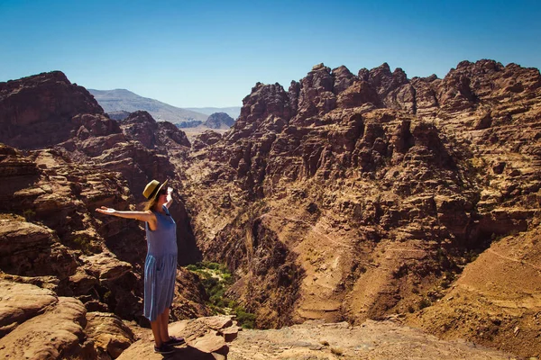 자유 여행자 여자로 서 놀라운 산의 경치를 즐기는 팔 발생 합니다. 와 디 Araba 사막 페트라에서 볼. Hipster 소녀 사랑 여행, 자유입니다. 여름 휴가입니다. 공간 복사 — 스톡 사진