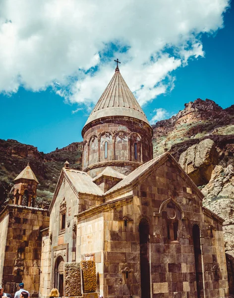 Kompleks monastik Geghardavank atau Geghard adalah biara Kristen Ortodoks yang terletak di Provinsi Kotayk, Armenia. Arsitektur Armenia. Tempat Ziarah. Latar belakang agama. Konsep perjalanan. Vertikal — Stok Foto