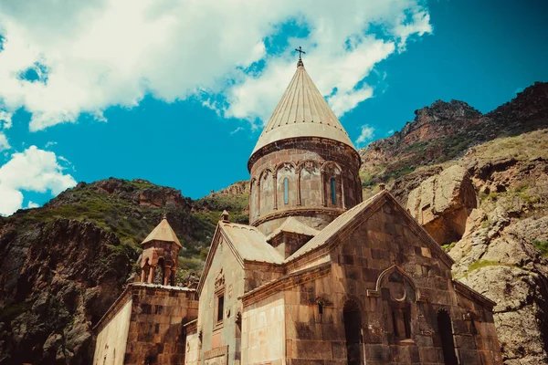 Geghardavank o complejo monástico de Geghard es un monasterio cristiano ortodoxo ubicado en la provincia de Kotayk, Armenia. Arquitectura armenia. Lugar de peregrinación. Trasfondo religioso. Concepto de viaje —  Fotos de Stock