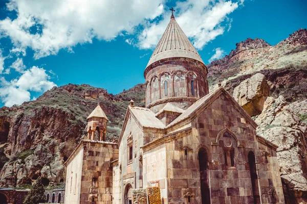 Kompleks monastik Geghardavank atau Geghard adalah biara Kristen Ortodoks, Armenia. Arsitektur Armenia. Tempat Ziarah. Latar belakang agama. Konsep perjalanan. Gua biara — Stok Foto