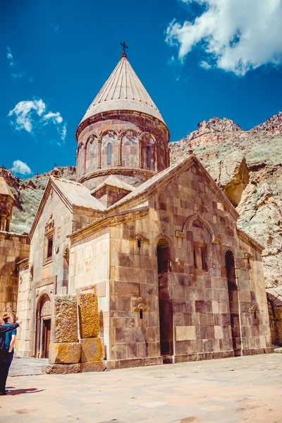 Kompleks monastik Geghardavank atau Geghard, biara Kristen Ortodoks, Armenia. Arsitektur Armenia. Tempat Ziarah. Latar belakang agama. Konsep perjalanan. Gua biara. Galangan Church Astvatsatsin — Stok Foto