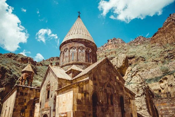 Kompleks monastik Geghardavank atau Geghard adalah biara Kristen Ortodoks, Armenia. Arsitektur Armenia. Tempat Ziarah. Latar belakang agama. Konsep perjalanan. Gua biara. Horisontal — Stok Foto