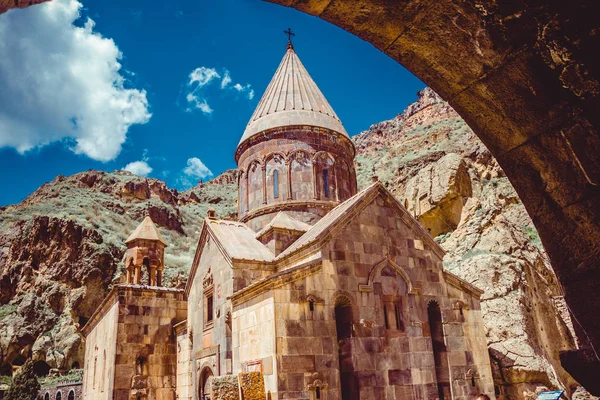 Entrada a través del túnel al monasterio de la cueva Geghard, Armenia. Arquitectura armenia. Lugar de peregrinación. Trasfondo religioso. Concepto de viaje. Iglesia Astvatsatsin. Industria turística —  Fotos de Stock