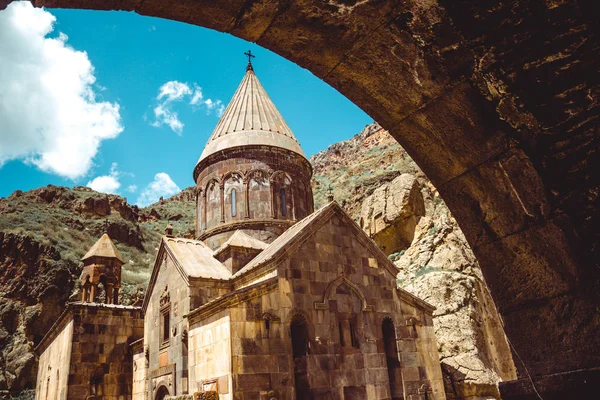 Masuk melalui lengkungan ke biara gua Geghard, Armenia. Arsitektur Armenia. Tempat Ziarah. Latar belakang agama. Konsep perjalanan. Gereja Astvatsatsin. Industri pariwisata — Stok Foto