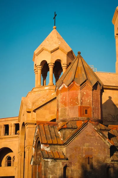 Katoghike Santa Madre de Dios Iglesia y Santa Ana Iglesia. Concepto de arquitectura. Yerevan City Center, Armenia. Fondo religioso . —  Fotos de Stock