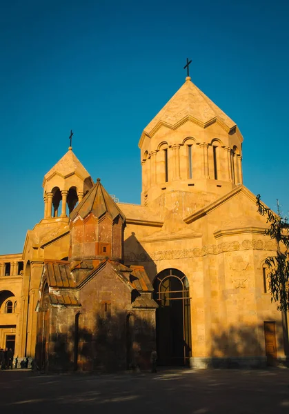 Katoghike la iglesia sobreviviente más antigua de Ereván y el nuevo complejo religioso con la Iglesia de Santa Ana. Concepto de arquitectura. Centro de la ciudad. Armenia, vertical —  Fotos de Stock