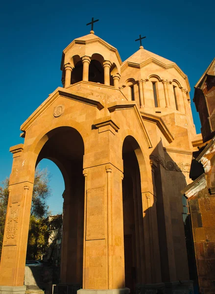 Tanrı'nın Kilisesi ve Aziz Anna Kilisesi Katoghike kutsal annesi. Ermeni mimarisi. Erivan City center, Ermenistan. Dini arka plan. Seyahat kavramı. Dikey. Kemerler