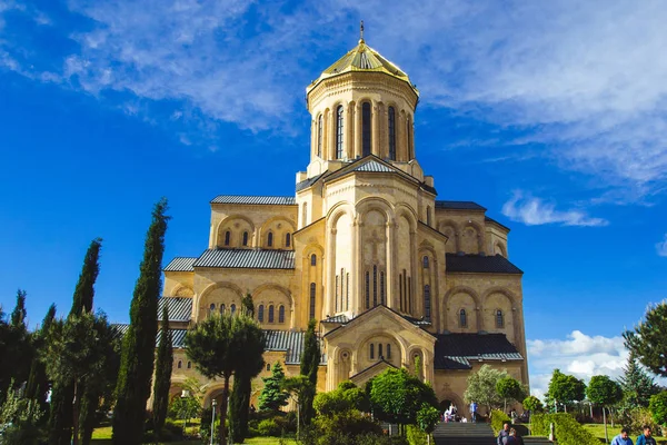 Katedral Tritunggal Kudus Tsminda Sameba di Tbilisi, Georgia. Gereja Ortodoks Georgia. Selamat datang di Georgia. Atraksi turis. Latar belakang agama. Konsep perjalanan. Wilayah Kaukasus — Stok Foto