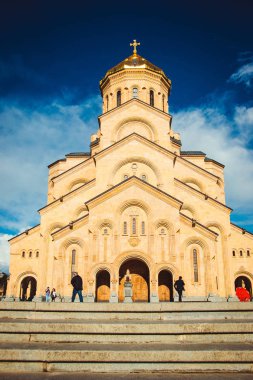 Tiflis, Gürcistan'daki kutsal üçlü katedral Tsminda Sameba. Gürcü Ortodoks Kilisesi. Gürcistan hoş geldiniz. Turistik. Dini arka plan. Seyahat kavramı. Kafkasya. Dikey