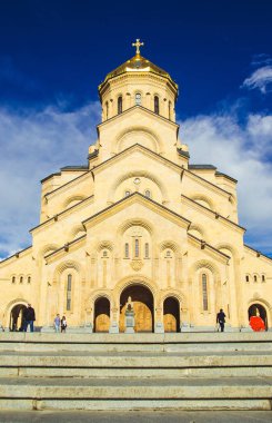 Tiflis, Gürcistan'daki Kutsal Üçlü katedral Tsminda Sameba. Gürcü Ortodoks Kilisesi. Gürcistan hoş geldiniz. Turistik. Dini arka plan. Seyahat kavramı. Kafkasya. Güneşli gün