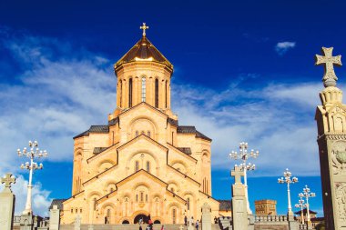 Tiflis, Gürcistan'daki kutsal üçlü katedral Tsminda Sameba. Gürcü Ortodoks Kilisesi. Gürcistan hoş geldiniz. Turistik. Dini arka plan. Seyahat kavramı. Kafkasya. Taş haçlar