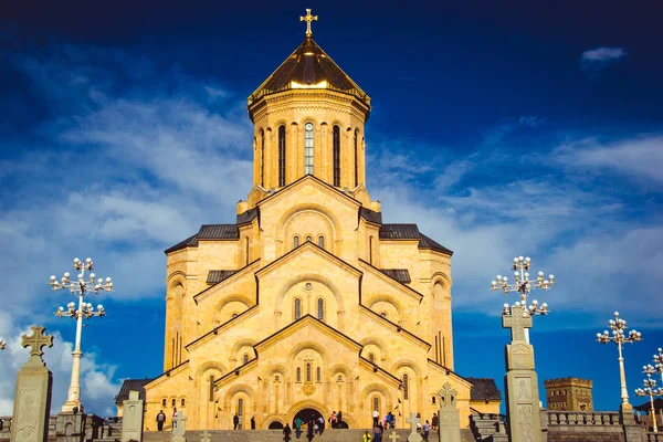 Tiflis, Gürcistan'daki ünlü kutsal üçlü katedral Tsminda Sameba. Gürcü Ortodoks Kilisesi. Gürcistan hoş geldiniz. Turistik. Dini arka plan. Seyahat kavramı. Kafkasya. Mavi gökyüzü