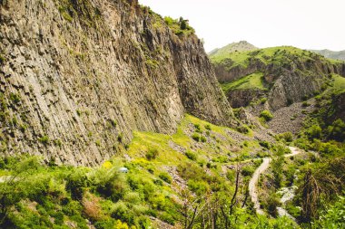 Dağ vadi manzarası eşsiz jeolojik oluşumu ile pul adı verilen taşlarla Senfoni. Bazalt taş. Ekoturizm. Doğa arka plan. Macera tatili. Ermenistan, Garni. Tatil seyahat. Turizm tırmanma