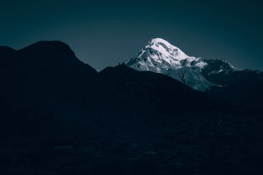 Çarpıcı dağ manzarası. Mount Kazbek görünümünden Stepantsminda şehir, Georgia. Avrupa. Ünlü turistik. Güzellik dünya. Tırmanma kavramı. Siyah ve beyaz. Macera tatili. Eko-Turizm