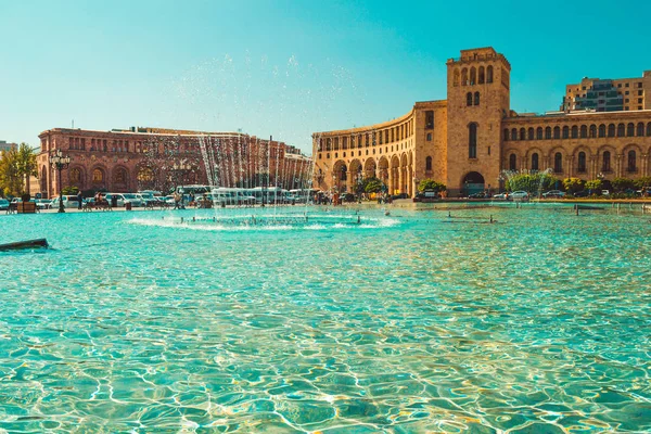 Fountains and beautiful architectural complex on Republic Square. Touristic architecture landmark. Sightseeing in Yerevan. City tour. Government House. Travel and tourism concept. Sunny autumn day. — Stock Photo, Image