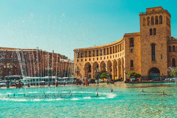 Dancing Fountains e complexo arquitetônico na Praça da República. Marco da arquitetura turística. Passeios turísticos em Yerevan. Excursão. Casa do Governo. Viagens e turismo conceito. Dia de outono ensolarado . — Fotografia de Stock