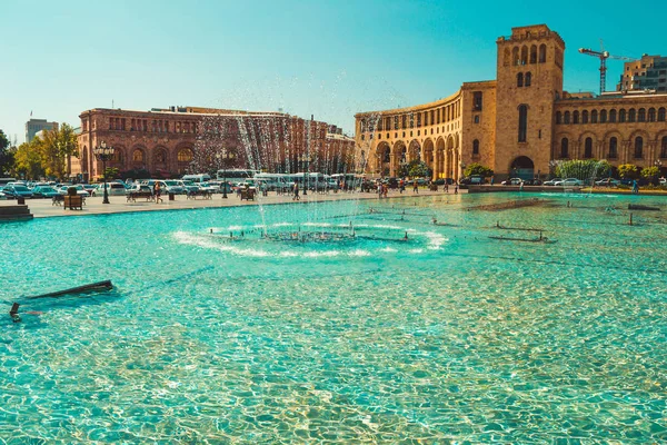 Fountains and architectural complex on Republic Square. Touristic architecture landmark. Sightseeing in Yerevan. City tour. Government House. Travel and tourism concept. Sunny autumn day. Copy space — Stock Photo, Image