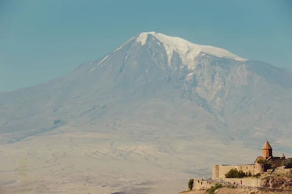 Mosteiro de Khor Virap. Monte Ararat no fundo. A explorar a Arménia. Arquitetura arménia. Turismo e conceito de viagem. Paisagem montesa. Um marco religioso. Atracção turística. Espaço de cópia para texto — Fotografia de Stock
