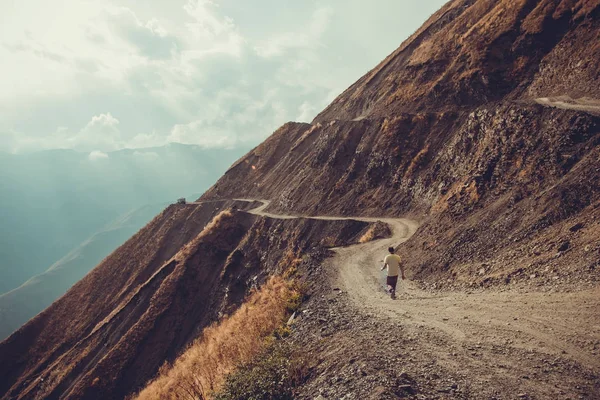 Muhteşem ve tehlikeli dağ yolu, Tusheti, Georgia. Macera kavramı. Peyzaj mount. Asfaltsız yol. Toprak serpantin yol. Güneş ışınları. Dünyayı keşfedin. Kafkasya'ya seyahat. Sonbahar