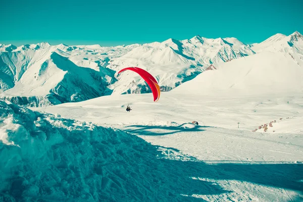 Paraglider tandem gehesen Elmina. Kleurrijke parachute. Actieve levensstijl, Extreme hobby's. Paragliding Georgië. Avontuurlijke reizen. Winter berglandschap. Onverschrokkenheid concept. Vrijheid. Toned — Stockfoto