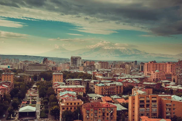 Downtown Yerevan cityscape. Travel to Armenia. Tourism industry. Mount Ararat on background. Cloudy sky. Armenian architecture. City tour. Urban landscape. Street view. Sightseeing concept. Copyspace. — Stock Photo, Image