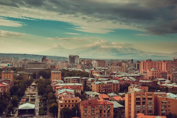 Cidade de Yerevan, na baixa. Viaje para a Armênia. Indústria do turismo. Monte Ararat no fundo. Céu nublado. Arquitetura arménia. Excursão. Paisagem urbana. Vista de rua. Conceito de turismo. Espaço de cópia . — Fotografia de Stock