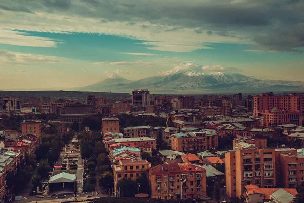 Cidade Yerevan inspiradora. Viaje para a Armênia. Indústria do turismo. Monte Ararat no fundo. Céu dramático. Arquitetura arménia. Excursão. Paisagem urbana. Vista de rua. Conceito de turismo . — Fotografia de Stock